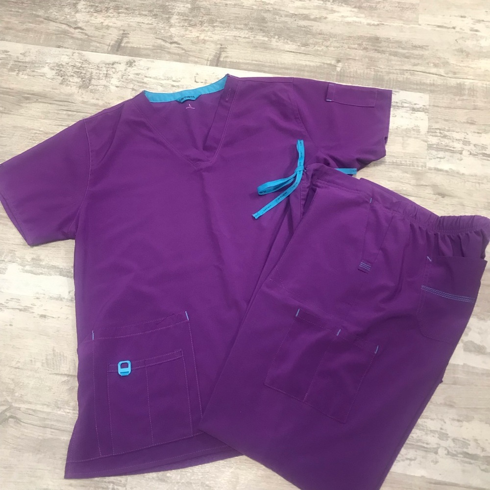 Women’s Carhartt scrubs